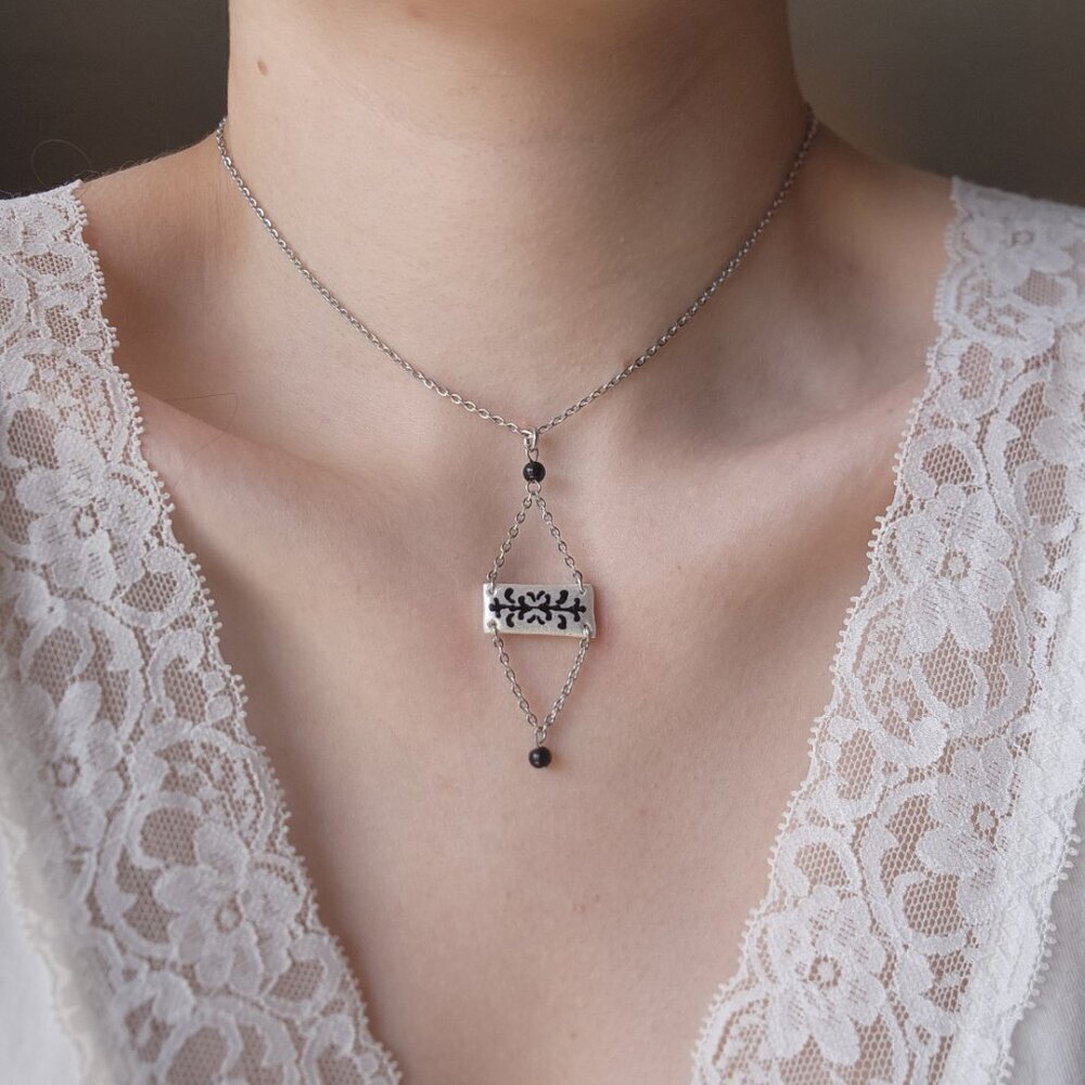 Iridescent Victorian Gothic obsidian necklace with a small silver chain - Picture 5 of 13